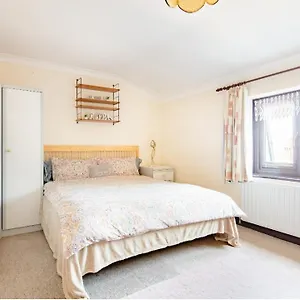 Spacious 2 Mins From Station London